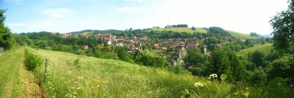 Blick auf den Glockenturm vom Panoramaweg